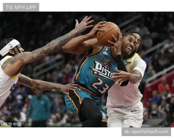 格兰特·希尔突破制造错位助力球队关键时刻提升进攻效率